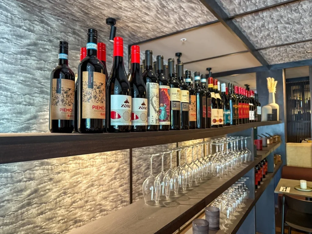 Bilde alt vi har av røde viner i restauranten. Bildet er fra fredrikstad Blad.